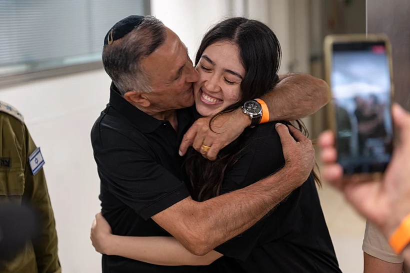 נועה ארגמני רגעי המפגש של החטופים שחולצו עם משפחותיהם בבי"ח שיבא