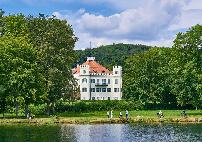 Possenhofen,castle,on,the,western,shore,of,lake,starnberg,in