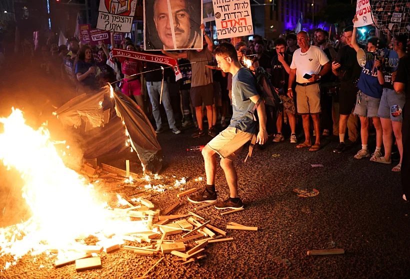 הפגנות בת"א בקריאה לעסקה ויציאה לבחירות מדורה קפלן
