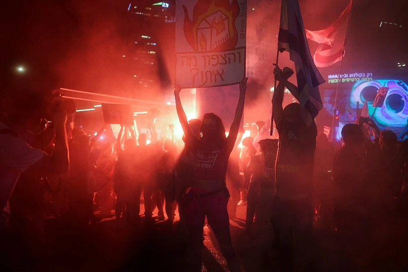 הפגנות בת"א בקריאה לעסקה ויציאה לבחירות מדורה קפלן