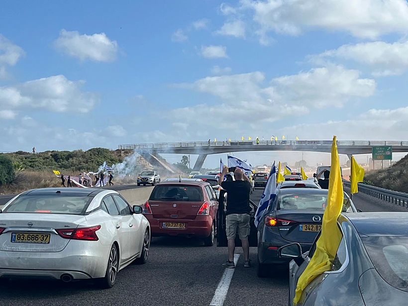 שיירת מחאה בכביש 4, ליד זכרון יעקב