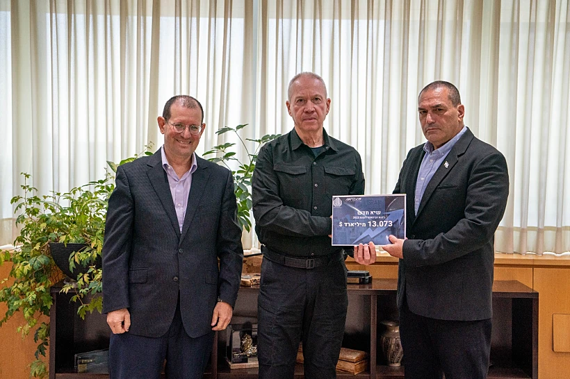 מנכ"ל משהב"ט וראש 'סיבט' מגישים את דוח הייצוא הביטחוני לשר הביטחון גלנט