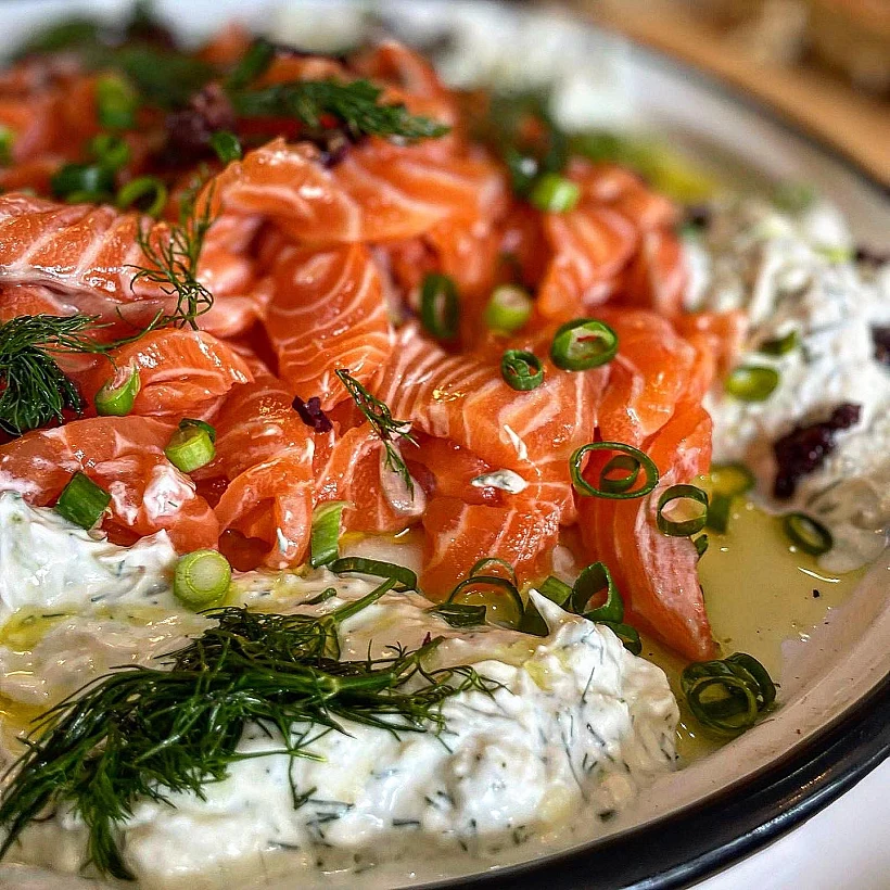 קרפצ'יו סלמון על צזיקי יווני