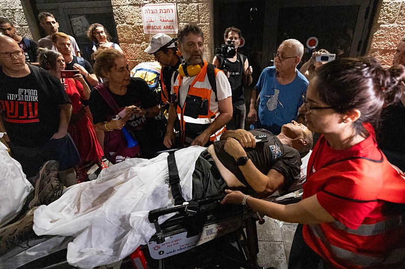 צוותי רפואה מפנים מפגין שנפגע במחאה נגד הממשלה ובעד שחרור החטופים