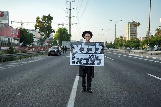 מפגינים חרדים חוסמים את כביש 4 במחאה על חוק הגיוס