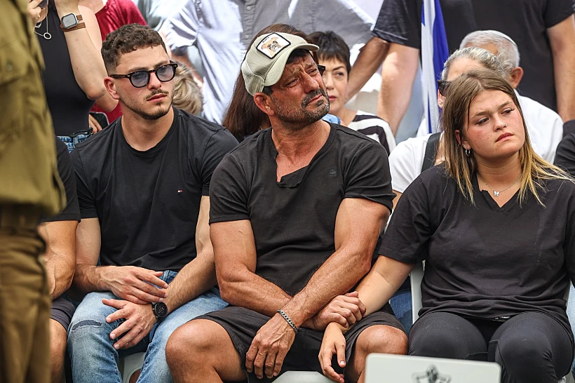 אורן סמדג'ה בהלוויית בנו עומר