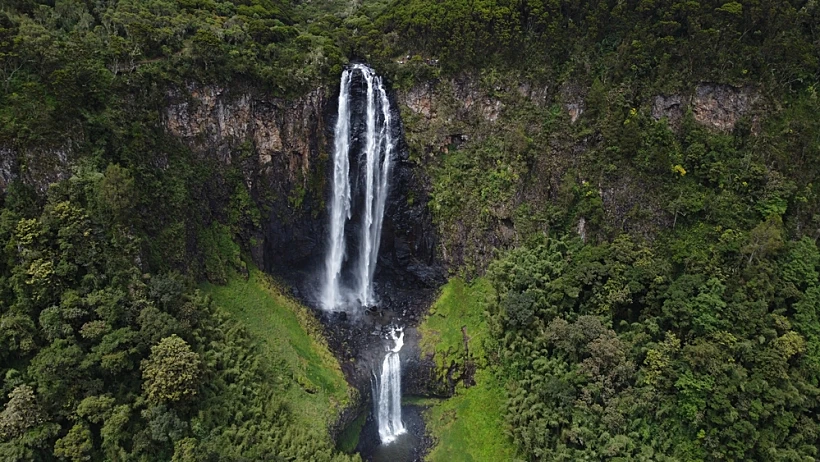 Karuru,waterfall,at,the,aberdare,national,park, ,kenya מפל Karuru בקניה