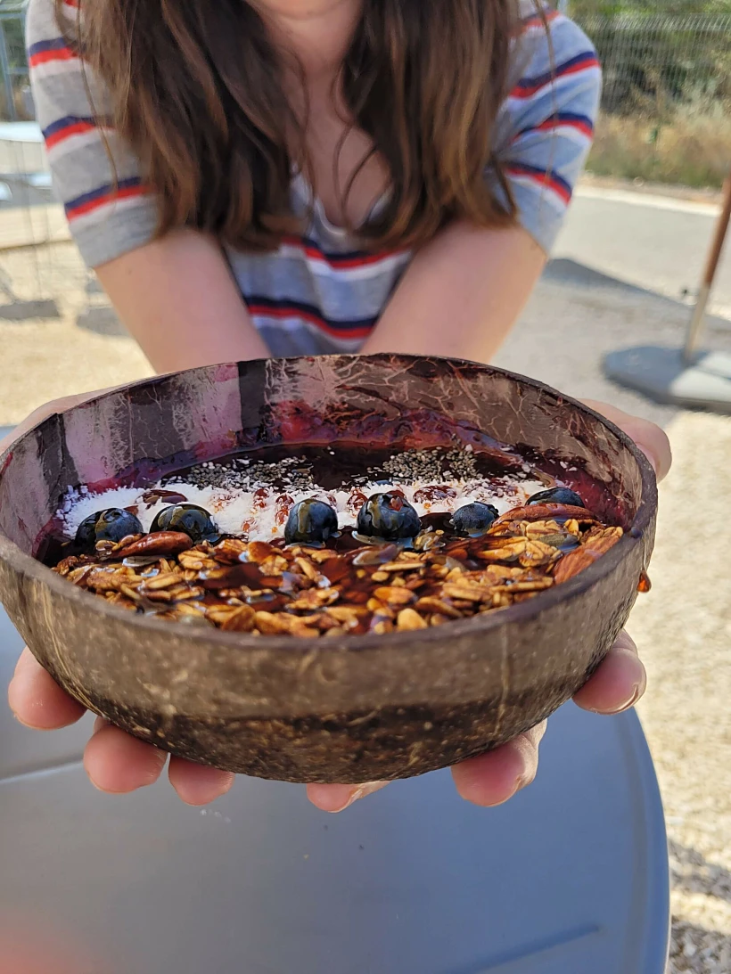 שלוש בקפה, קערת אסאי