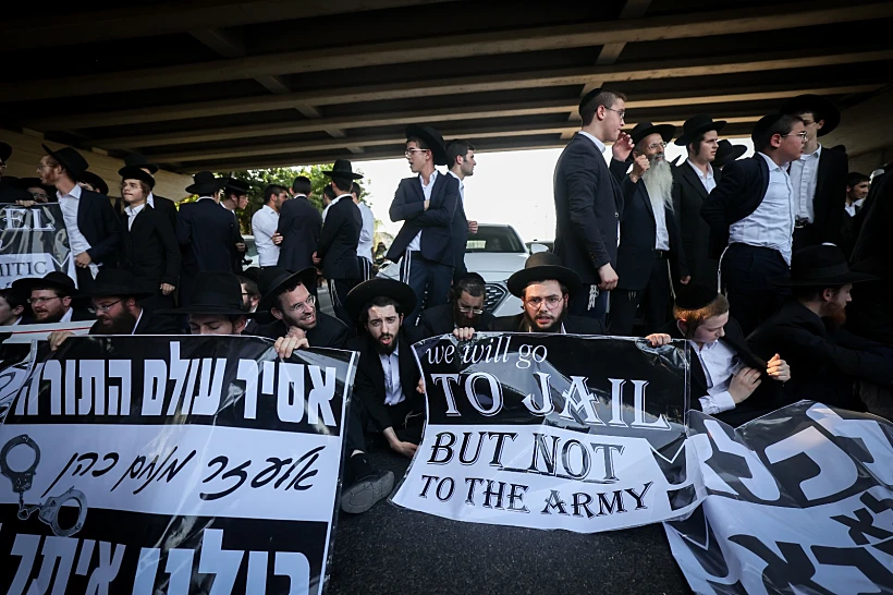מפגינים חרדים חוסמים את כביש 4 במחאה על חוק הגיוס