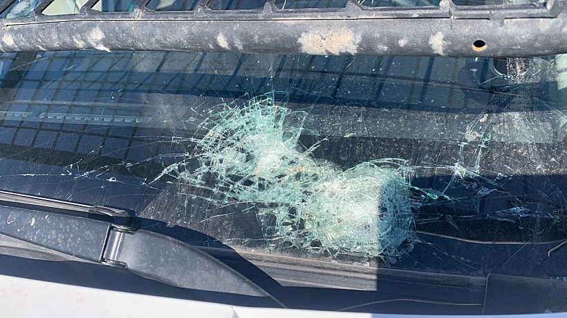 רכבו של קצין במנהל האזרחי שנפגע במהלך ההתפרעויות התפרעויות במהלך פינוי מבנים לא חוקיים במאחז גבעת עוז ציון שבבנימין מתנחלים יהודה ושומרון