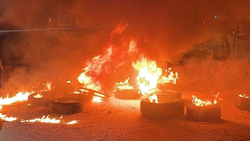 צמיגים בוערים שהועלו באש יהודה ושומרון מתנחלים מג"ב כוחות הביטחון התפרעויות במהלך פינוי מבנים לא חוקיים במאחז גבעת עוז ציון שבבנימין