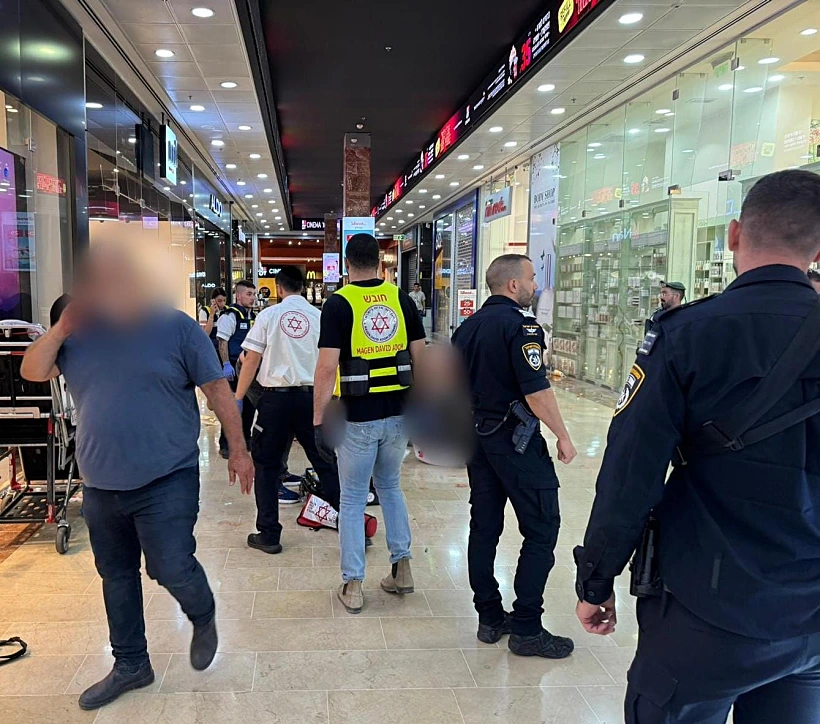 זירת הפיגוע בקניון חוצות בכרמיאל