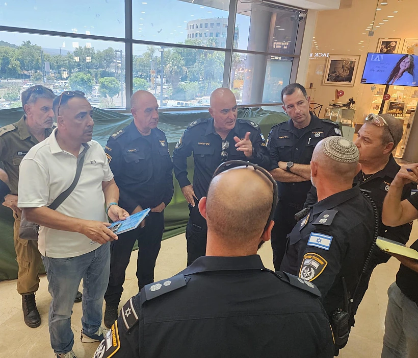 כוחות משטרה בזירת הפיגוע בכרמיאל