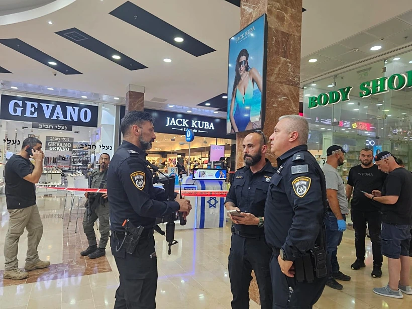 כוחות משטרה בזירת הפיגוע בכרמיאל