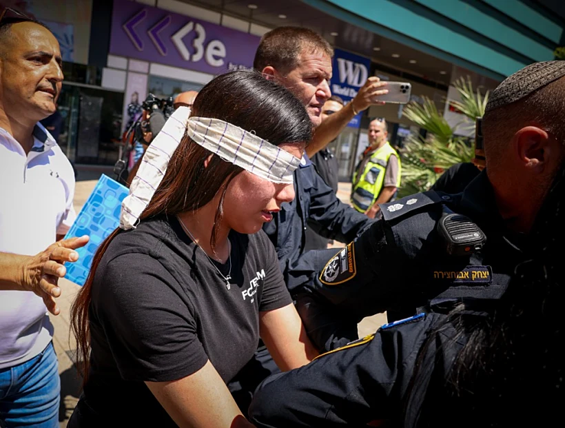 רגעי מעצר אחות המחבל מהפיגוע בכרמיאל