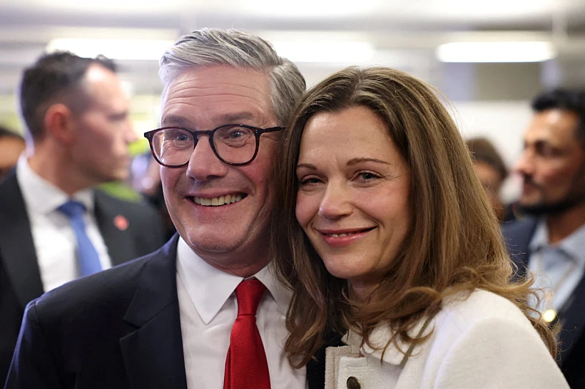 חוגגים ניצחון מוחץ. סטראמר ורעייתו ויקטוריה