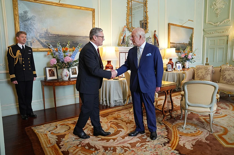 ראש ממשלת בריטניה הנכנס, קיר סטראמר, מקבל את ברכתו של המלך צ'ארלס