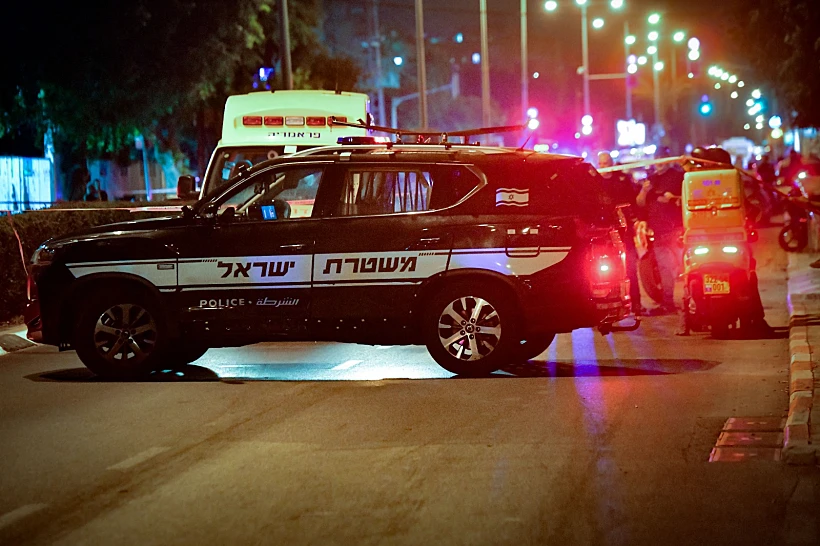 ניידת משטרה ואמבולנס