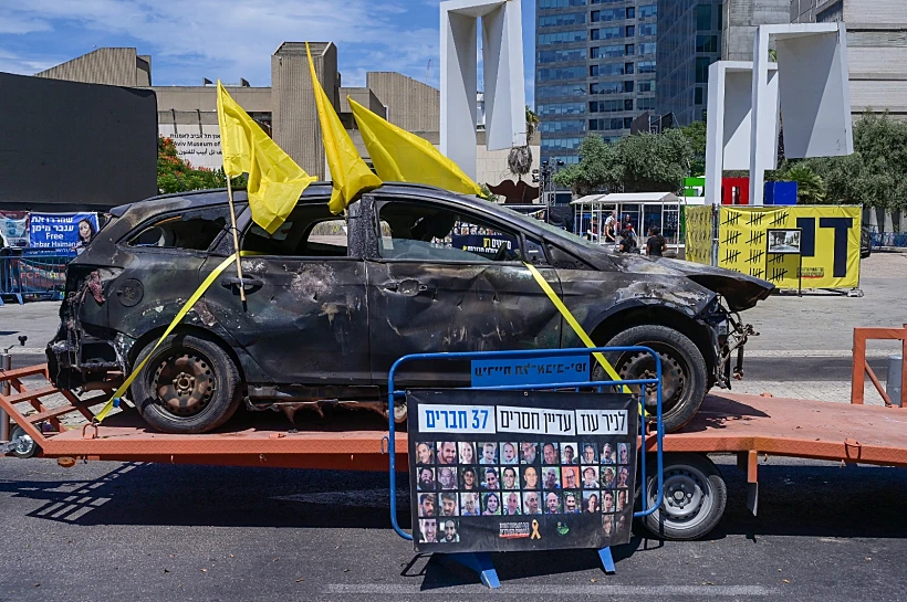 מכונית מהעוטף בשיירת משפחות החטופים