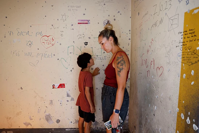 אירוע זיכרון בקיבוץ מפלסים. שנה לטבח 7 באוקטובר