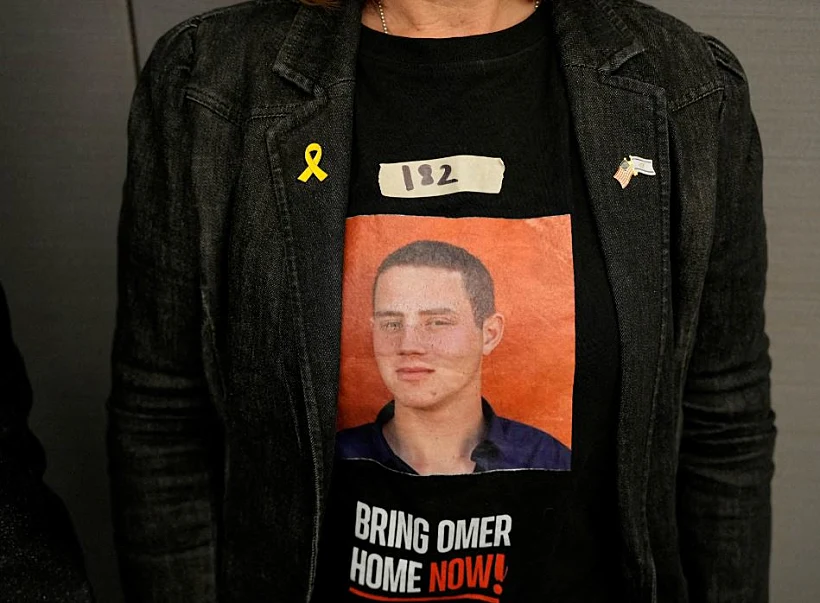 חולצה עם דמותו של עומר נאוטרה