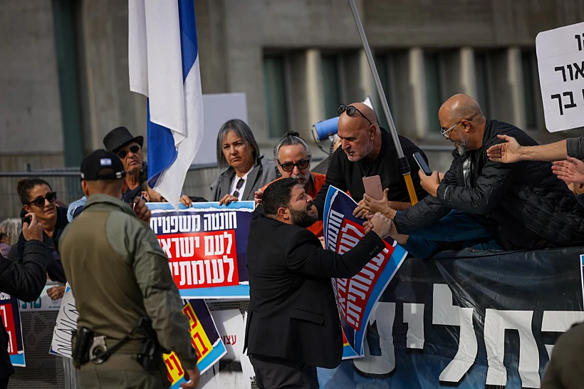 ח"כ אלמוג כהן מחוץ לבית המשפט