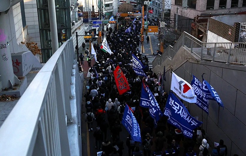 מפגינים מחוץ למעון הנשיאותי בסיאול, דרום קוריאה