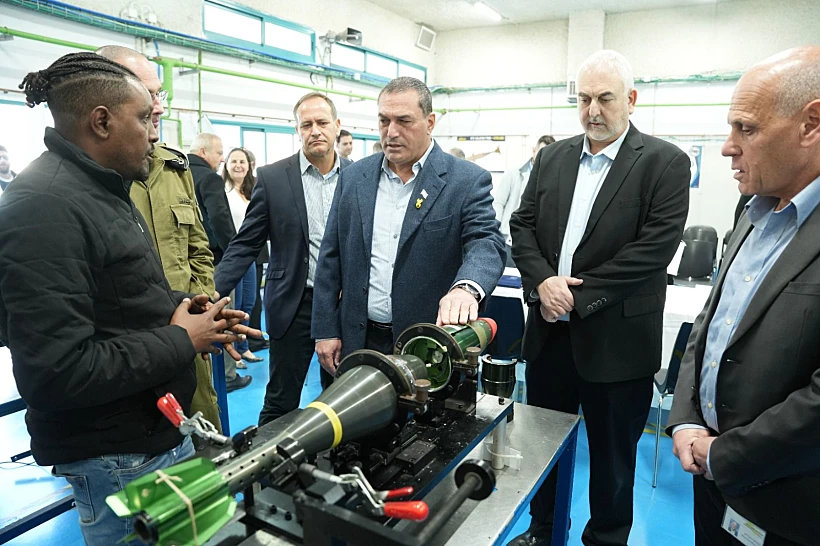 מנכ"ל משרד הביטחון אייל זמיר ונשיא ומנכ"ל אלביט מערכות בצלאל (בוצי) מכליס