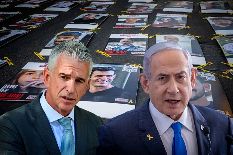 ראש הממשלה בנימין נתניהו וראש המוסד דדי ברנע לצד כרזות חטופים