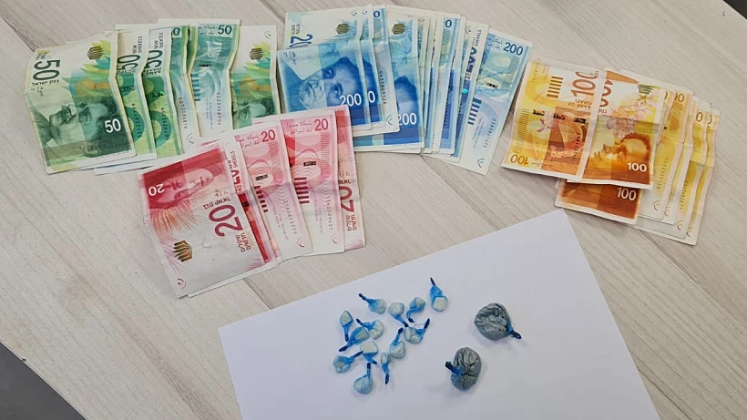 כסף וסמים מסוג קריסטל והרואין שנתפסו על החשוד בחדרה