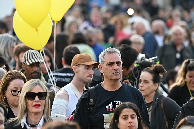 אלפים בכיכר החטופים בת"א