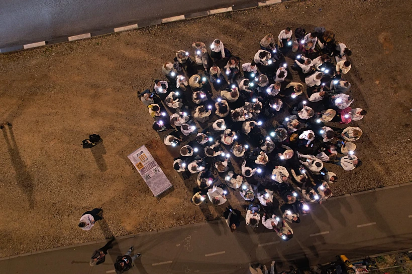 חטופים מיצג אנושי של משמרת 101 מחוץ לבי"ח שיבא בהמתנה לדורון, רומי ואמילי