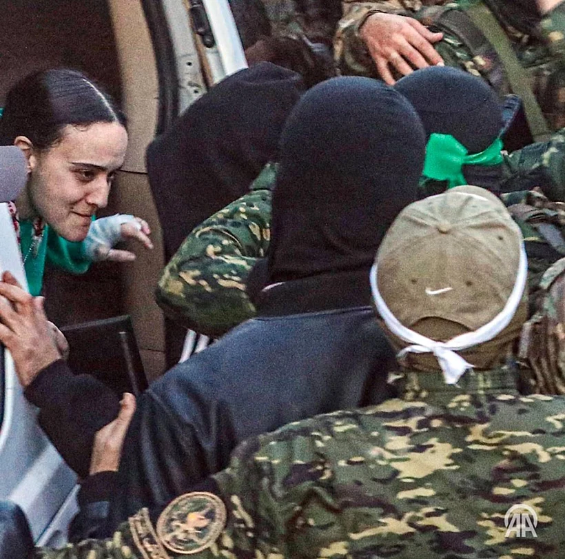 אמילי דמארי ברגע העברת החטופות לידי הצלב האדום