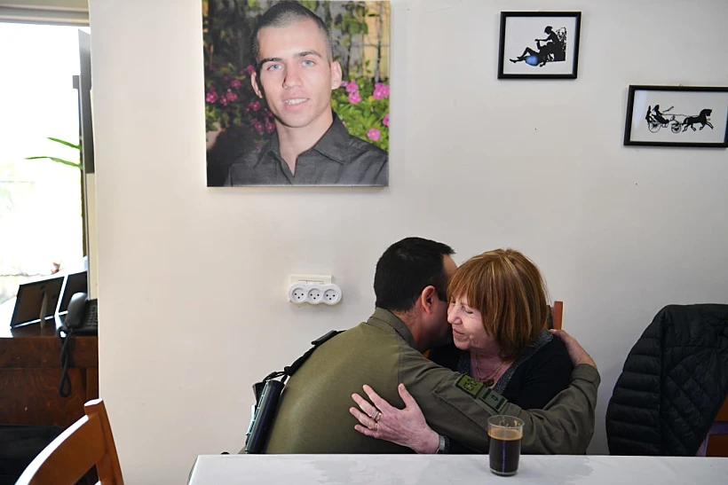 מח"ט גולני בביקור אצל משפחתו של אורון שאול