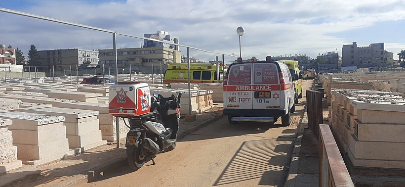 אמבולנס של מד"א ואופנוע של זק"א בזירת התאונה בבני ברק