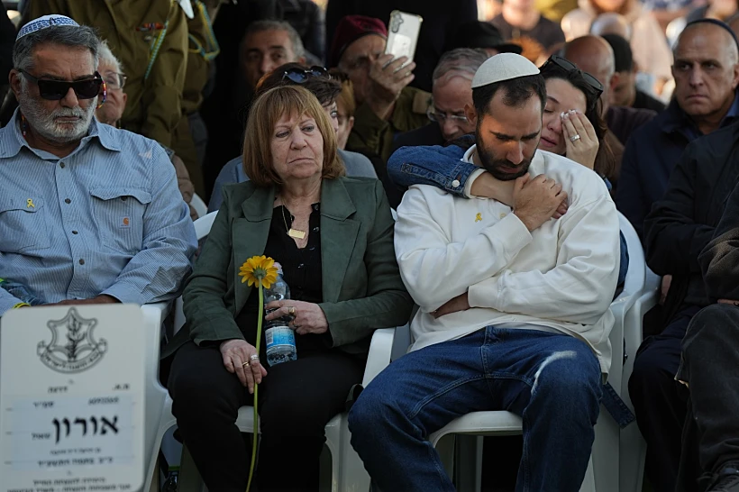 זהבה, אימו של אורון שאול, בהלווייתו
