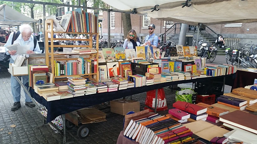 שוק ספרים בכיכר Spui אמסטרדם