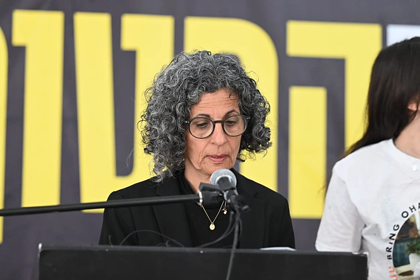 ויקי כהן, אמו של החייל החטוף נמרוד, בהצהרה בכיכר החטופים