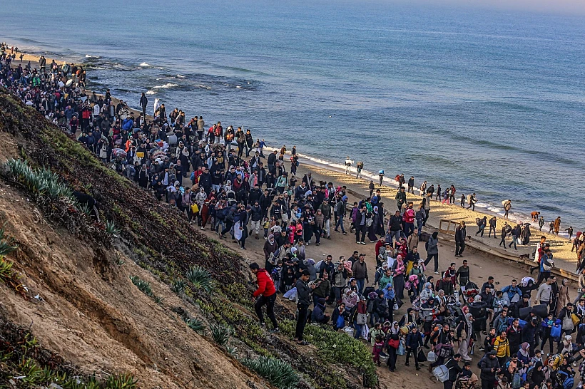 אזרחים עזתים עקורים חוזרים לצפון הרצועה אחרי פתיחת ציר נצרים