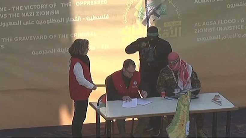 נציג הצלב האדום עם דובר הזרוע הצבאית של חמאס אבו עוביידה