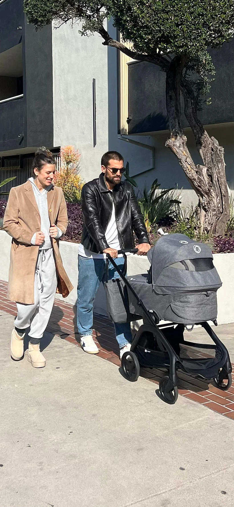 יעל אלקנה ותומר מכלוף עם התינוקת אביגיל