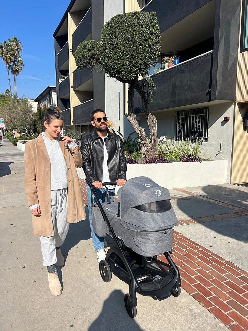 יעל אלקנה ותומר מכלוף עם התינוקת אביגיל