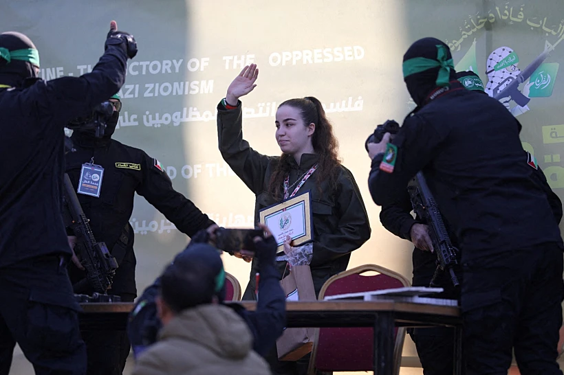 אגם ברגר מנופפת בנקודת המסירה לצלב האדום