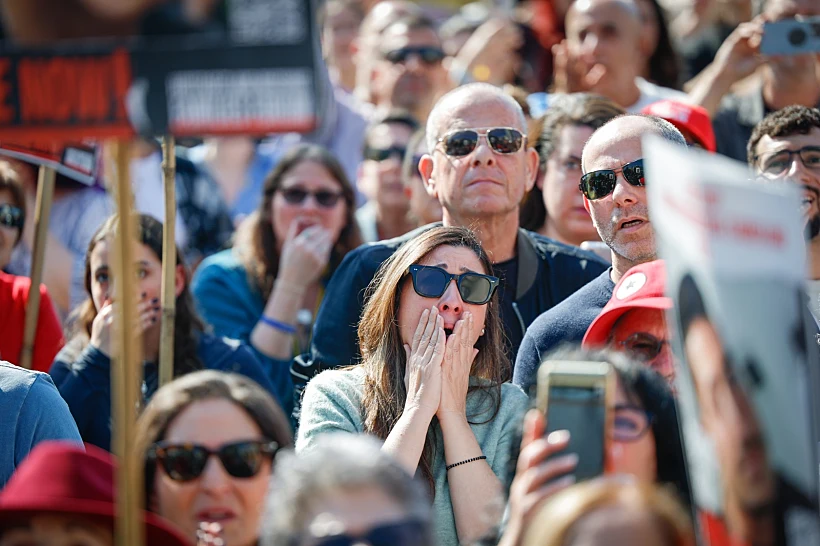 בכיכר החטופים בת"א חוגגים את שחרורם של אגם, ארבל וגדי