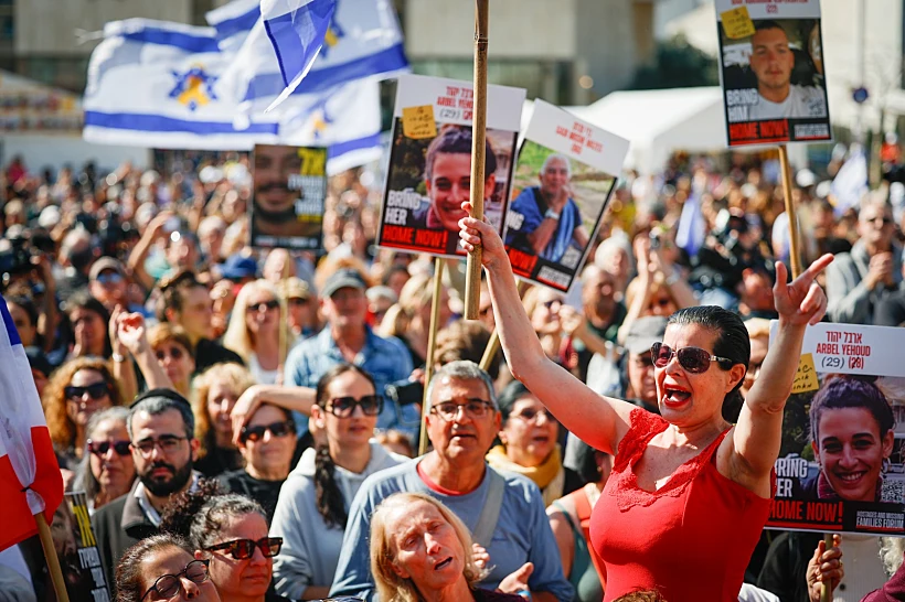 בכיכר החטופים בת"א חוגגים את שחרורם של אגם, ארבל וגדי