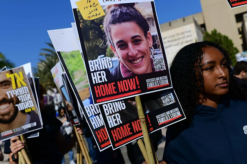 בכיכר החטופים בת"א חוגגים את שחרורם של אגם, ארבל וגדי