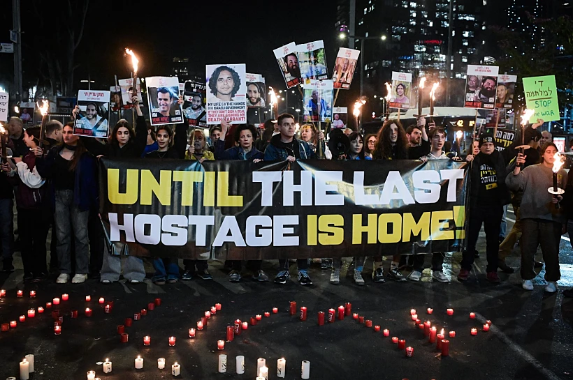 מפגינים למען שחרור החטופים מחוץ לקריה בת"א