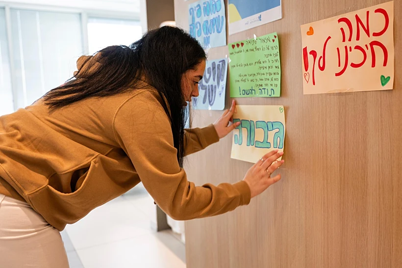 דניאלה, לירי, נעמה וקרינה מכינות שלטים לכבוד אגם