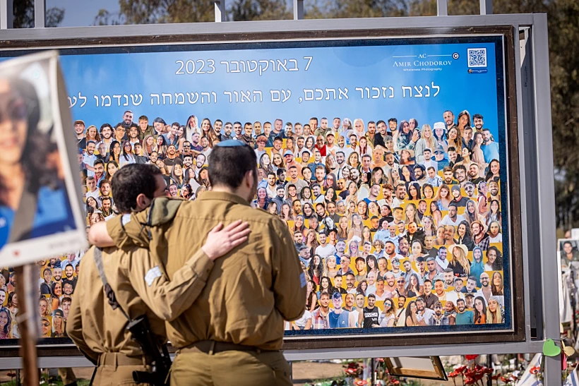 מבקרים באתר בטבח במסיבת הנובה ברעים