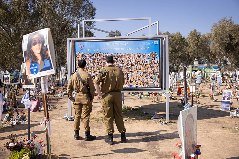 מבקרים באתר בטבח במסיבת הנובה ברעים